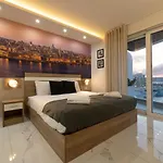 Ivory Seafront With Views!- Fl 13 By Homely *
