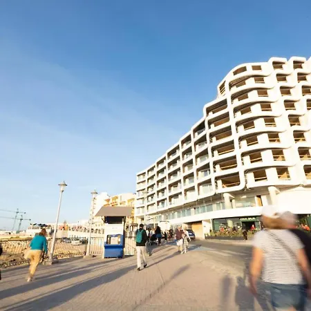 Ivory Seafront With Views!- Fl 13 By Homely