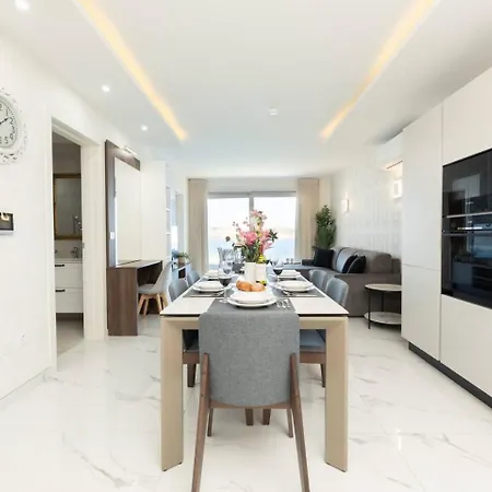Ivory Seafront With Views!- Fl 13 By Homely Apartmán