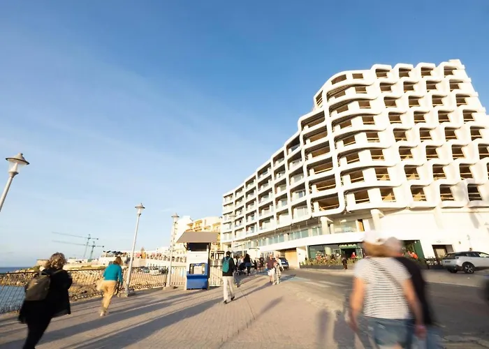 Ivory Seafront With Views!- Fl 13 By Homely