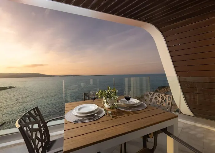 Ivory Seafront With Views!- Fl 13 By Homely * Σεντ Πόλς Μπέι